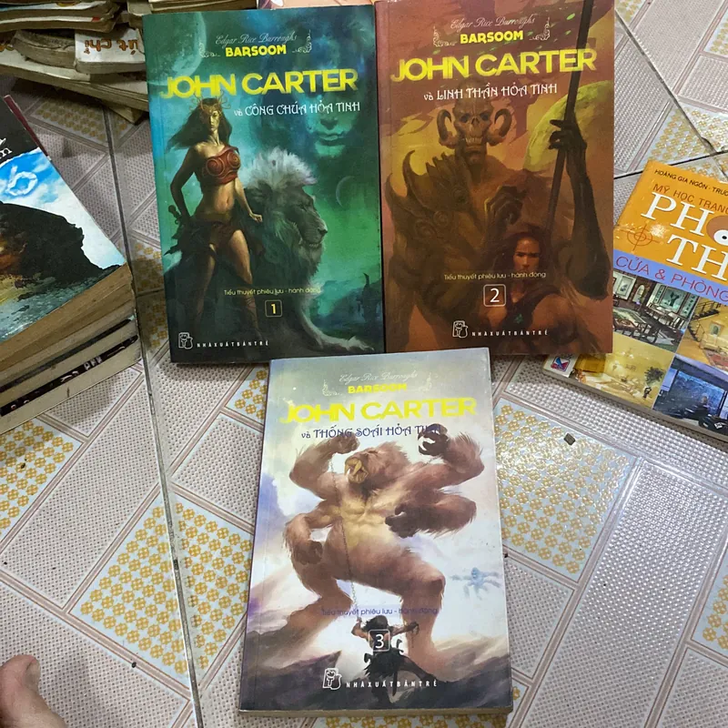 3 tập Barsoom (hay còn gọi là John Carter) của tác giả Edgar Rice Burroughs.  736381