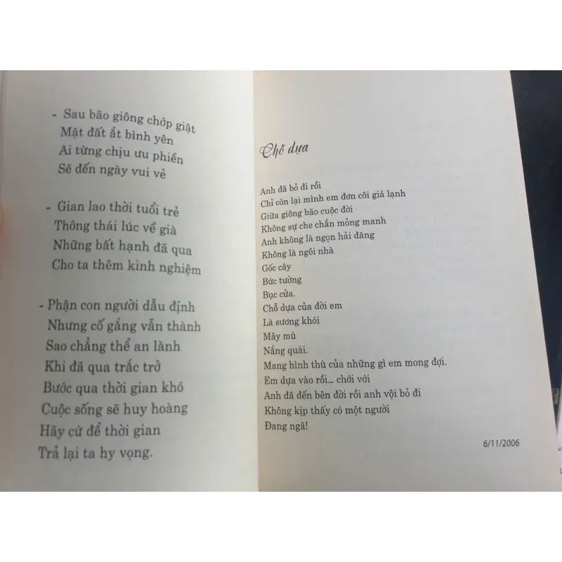 Sách thơ Em chẳng hỏi tiếc đâu của Bùi Đề Yến 693274