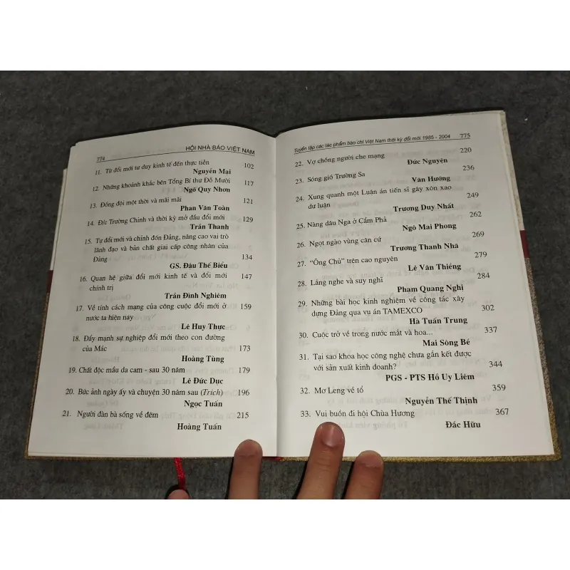 TUYỂN TẬP TÁC PHẨM BÁO CHÍ VIỆT NAM THỜI KỲ ĐỔI MỚI 1985 - 2004 TẬP II 701099