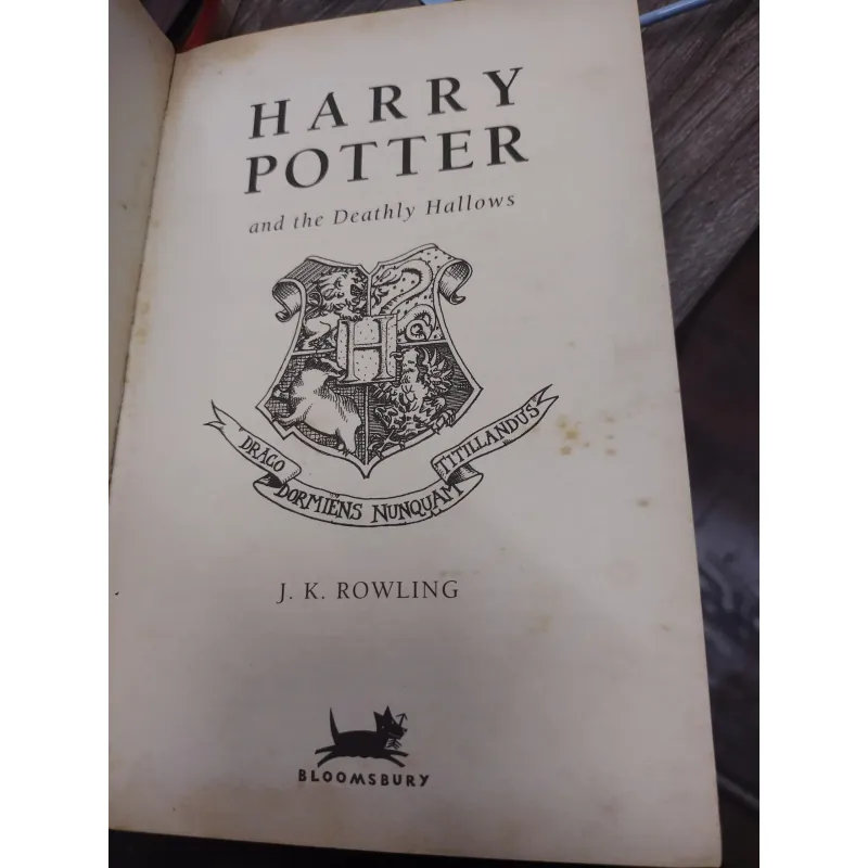 Sách: Harry Potter and theo Deathly Hallows - J.K. Rowling (A2) 587280