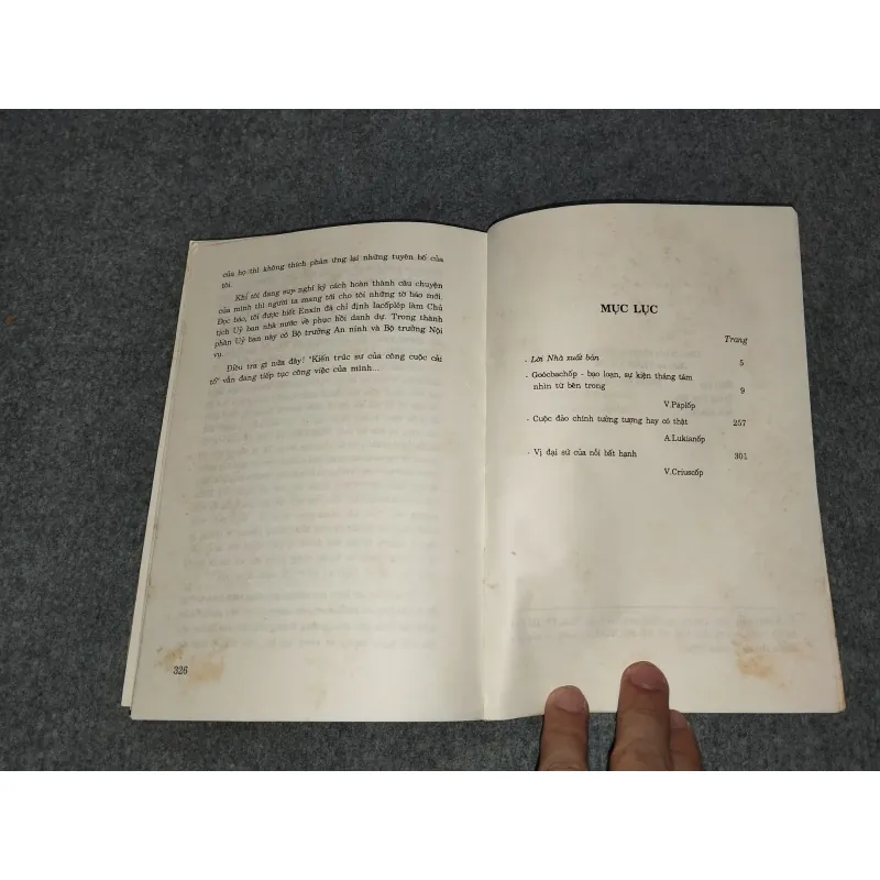 GOÓCBACHỐP - BẠO LOẠN. SỰ KIỆN THÁNG TÁM NHÌN TỪ BÊN TRONG 701078