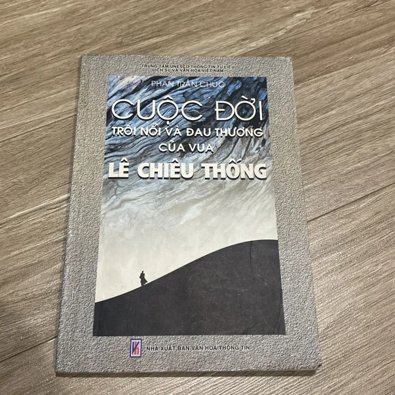 CUỘC ĐỜI TRÔI NỔI VÀ ĐAU THƯƠNG CỦA VUA LÊ CHIÊU THỐNG (XB 2001) 995733