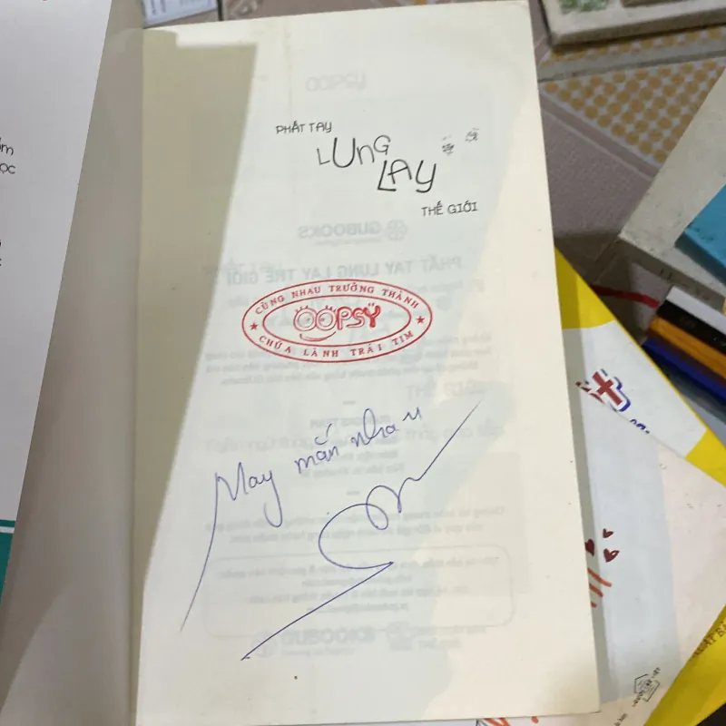 Phất tay lung lay thế giới  929532