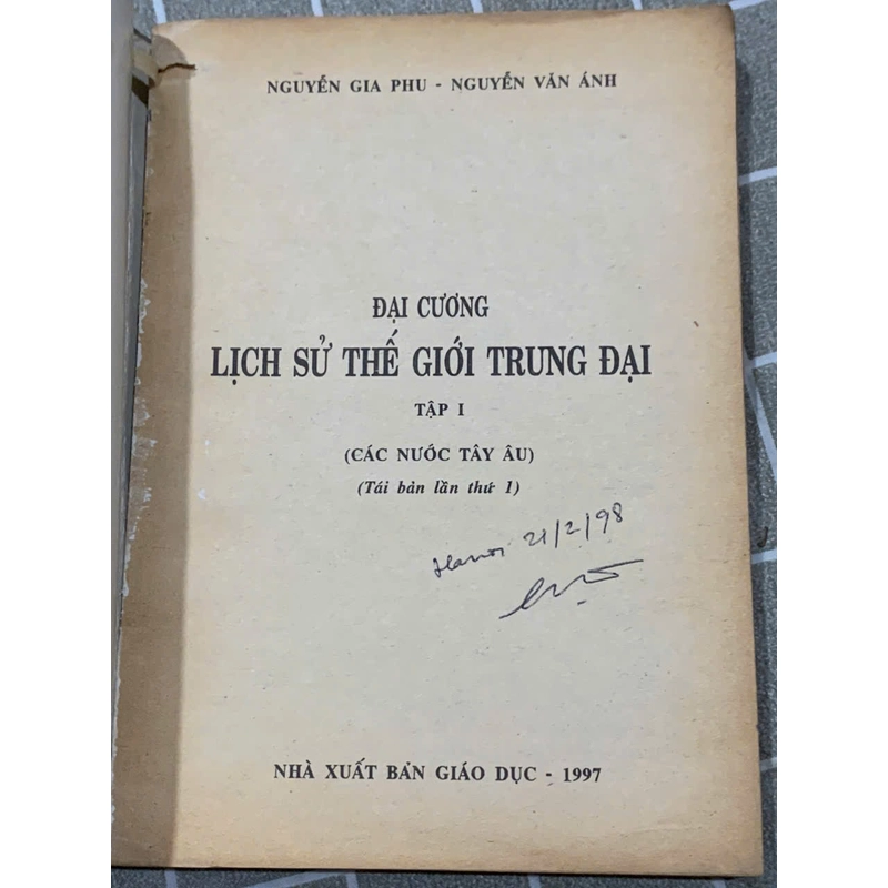 ĐẠI CƯƠNG LỊCH SỬ THẾ GIỚI TRUNG ĐẠI TẬP: (CÁC NƯỚC TÂY ÂU) (Tái bản lần thứ 1) 545879