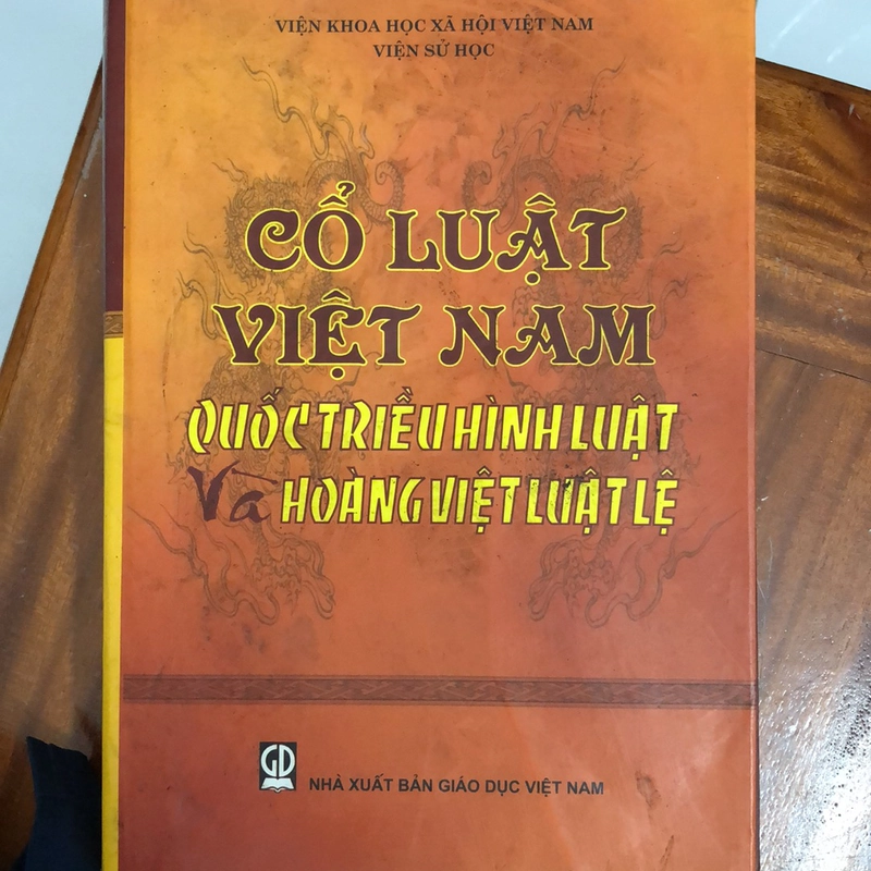 Cổ luật Việt Nam - Quốc triều hình luật và Hoàng việt luật lệ 326185