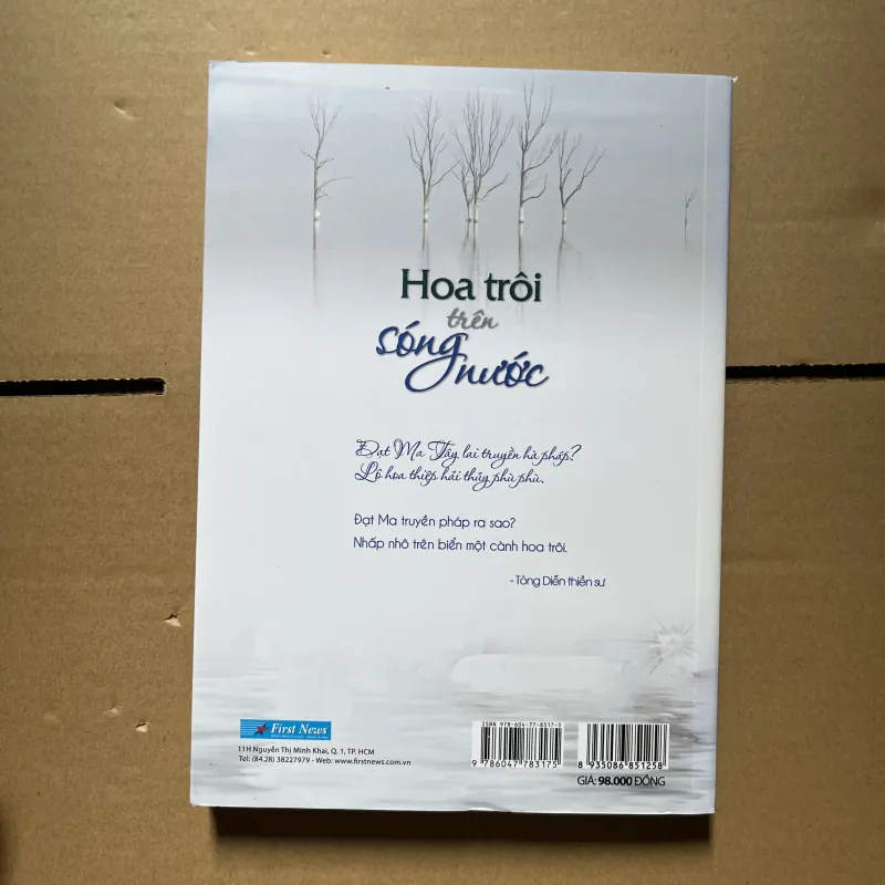 hoa trôi trên sóng nước 1030325