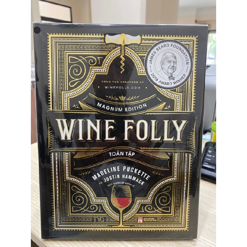 Wine Folly Toàn Tập (Phiên Bản Magnum) -Tác giả Madeline Puckette, Federica Fragapane -NXB Phụ Nữ Việt Nam -Năm XB 2022 -Trọng lượng (gr) 1095 -Kích Thước Bao Bì 24.5 x 18.5 x 2.1 cm -Số trang 317 -Hình thức Bìa Cứng -Sách mới nguyên seal 455676