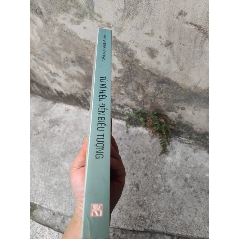 Từ kí hiệu đến biểu tượng do Trịnh Bá Đĩnh chủ biên  1006750