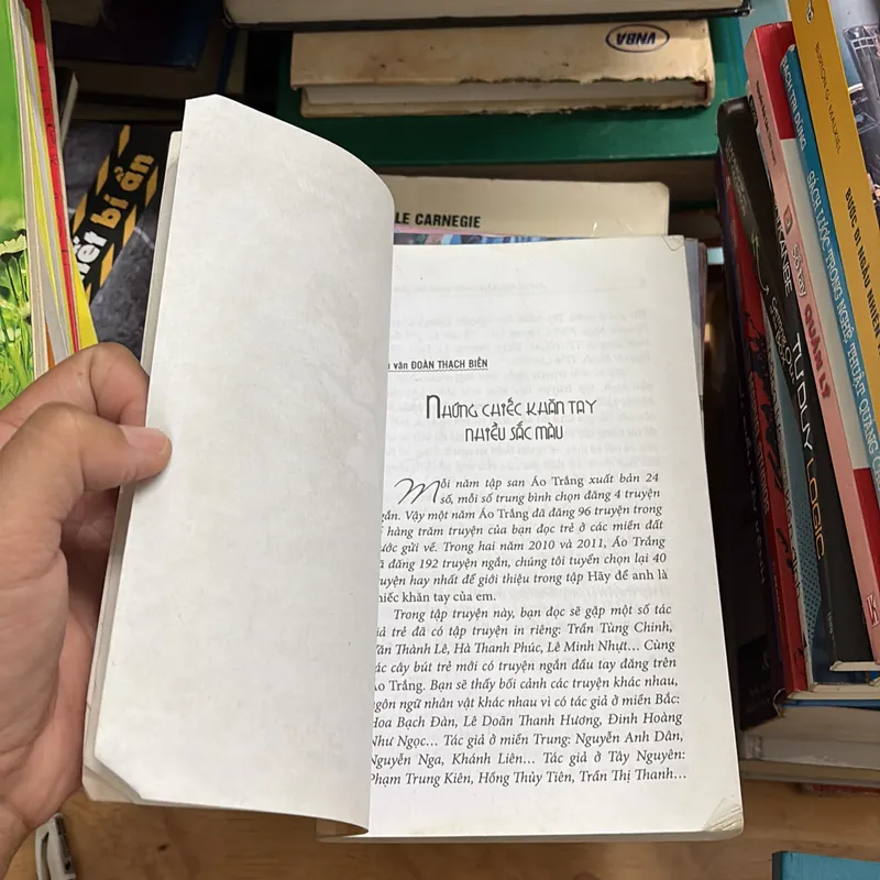 II Sách Tình Yêu: Hãy Để Anh Làm Chiếc Khăn Tay Của Em - 2012 698011