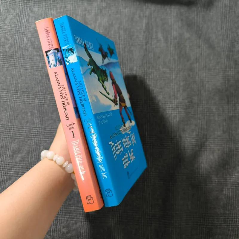 Nữ Hiệp Sĩ Alanna Von Trebond (Tập 1+2) - Tamora Pierce 713056