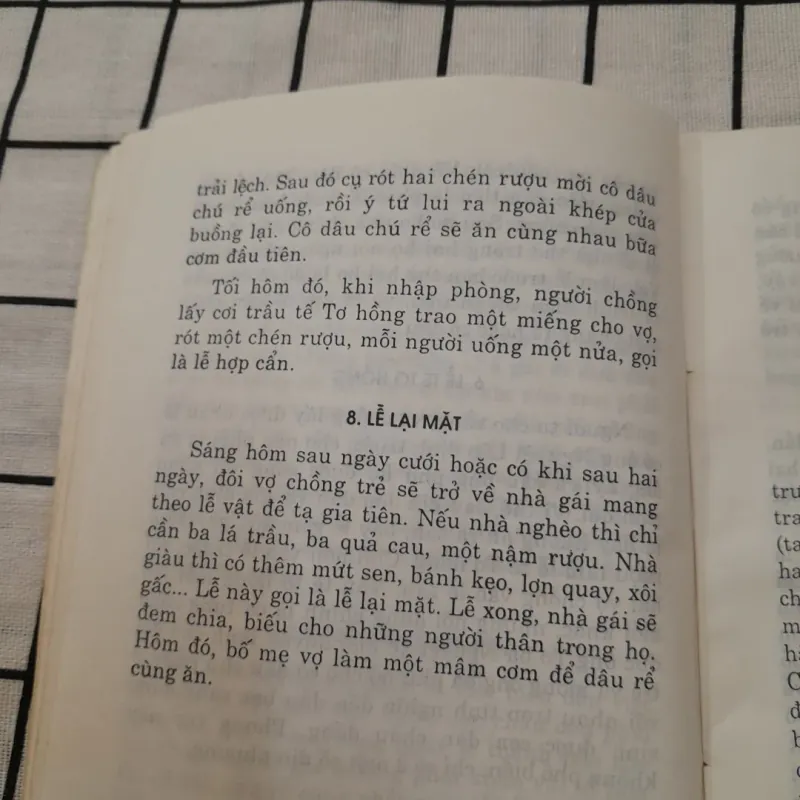 Phong tục cổ truyền Việt Nam. Quỳnh Trang tuyển chọn. Nxb Văn hóa TT năm 2002 786378