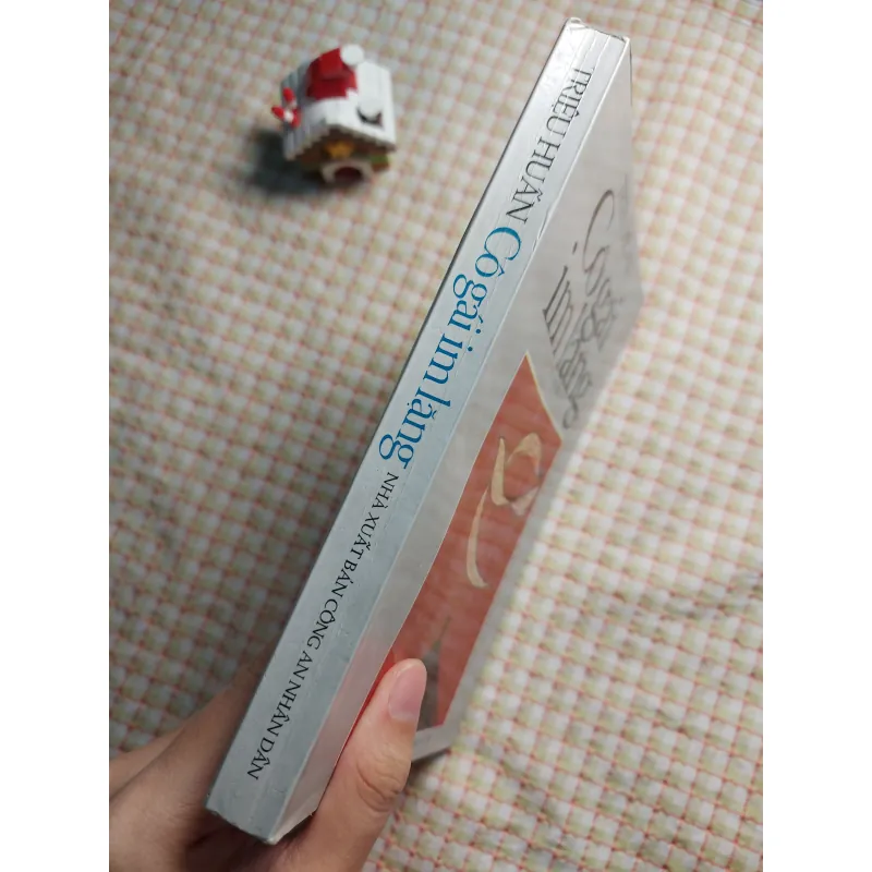 CÔ GÁI IM LẶNG - Triệu Huấn 782584