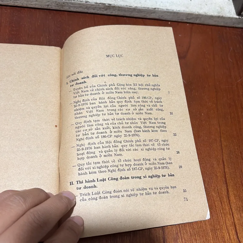 II Sách Xưa: Chính Sách Đối Với Công Thương Nghiệp Tư Bản Tư Doanh Ở Miền Nam - 1978 750587