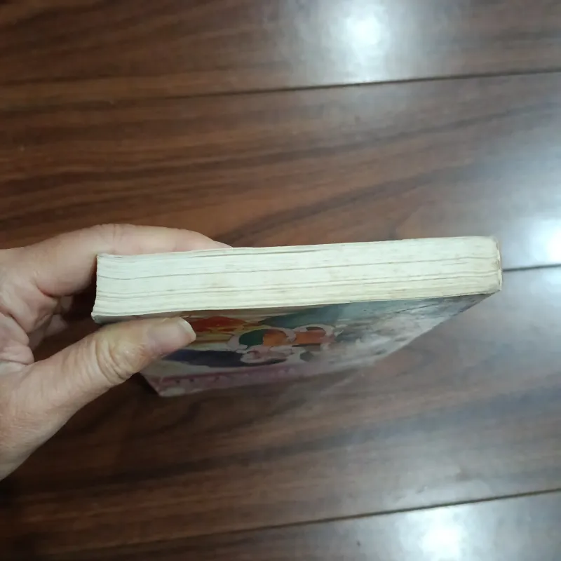 Hoa hồng giấu trong cặp sách 757441