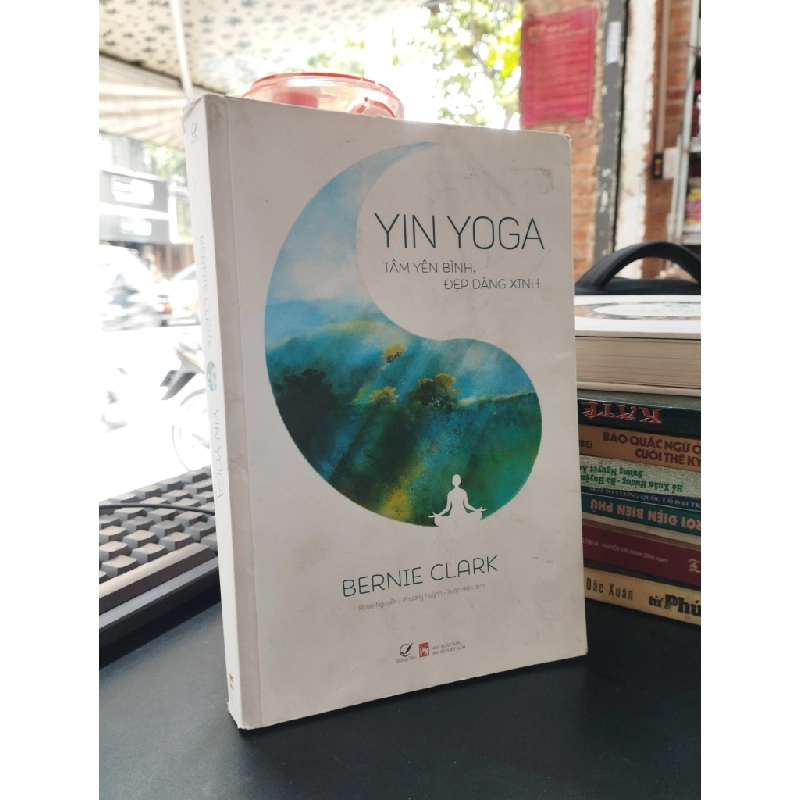 Yin Yoga: Tâm yên bình, đẹp dáng xinh - Bernie Clark 357346