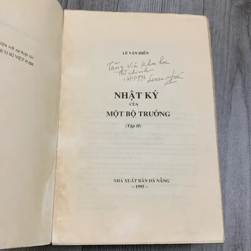 Nhật ký của một bộ trưởng - lê văn hiến. 4a1. Có chữ ký tặng của tg.  755739