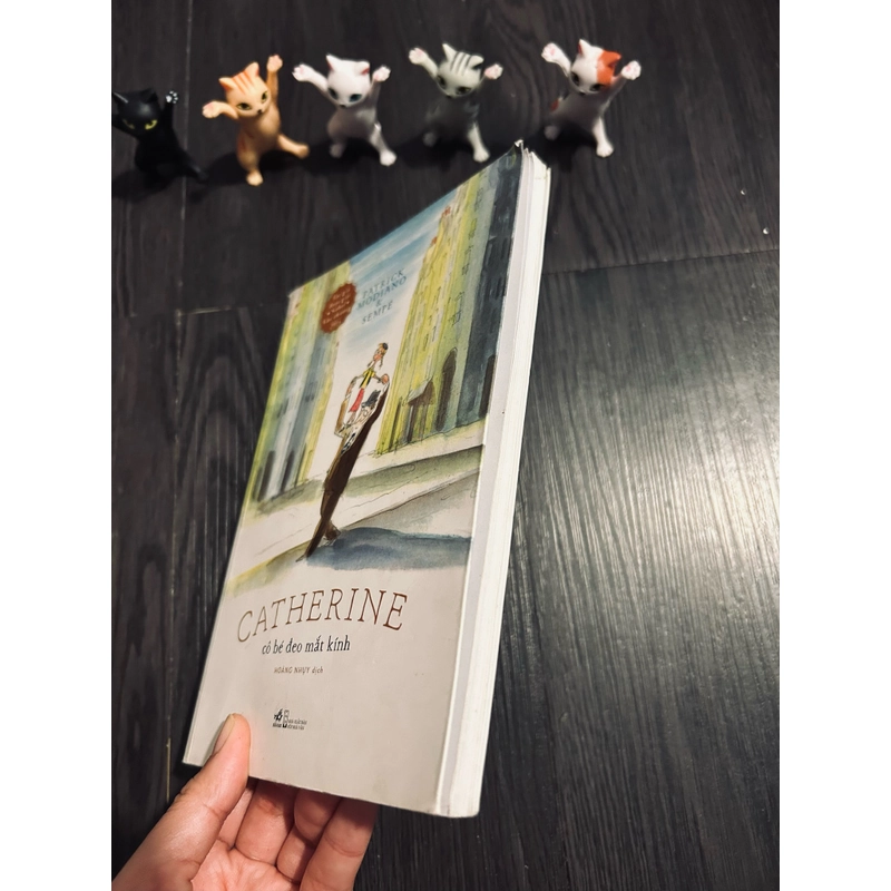 Catherine cô bé đeo mắt kính 385191