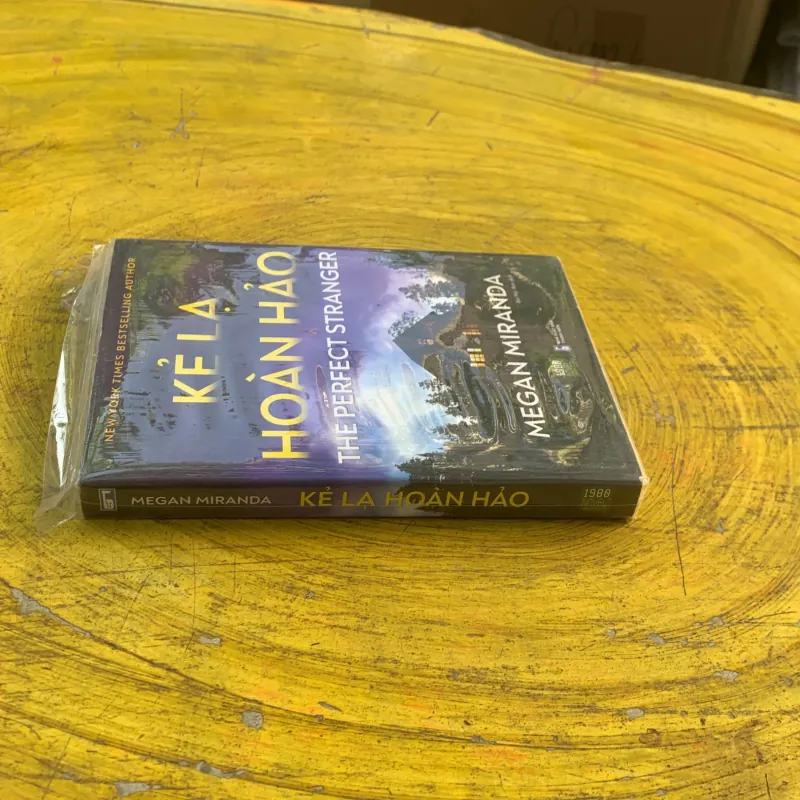 KẺ LẠ HOÀN HẢO- MEGAN MIRANDA 782468