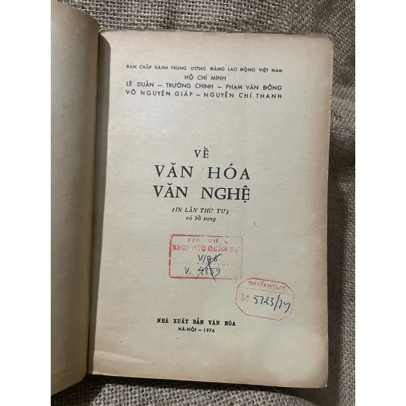 Về văn hóa văn nghệ - HO CHÍ MINH- LÊ DUẦN - TRƯỜNG CHINH - VÕ NGUYÊN GIÁP - NGUYỄN C 725047