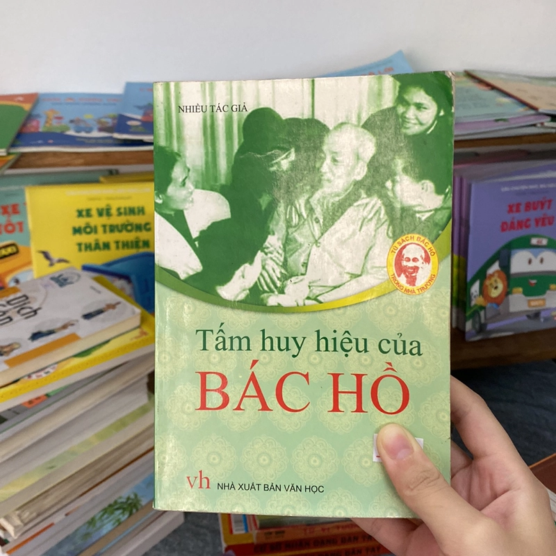 Tấm huy hiệu của Bác Hồ 528741