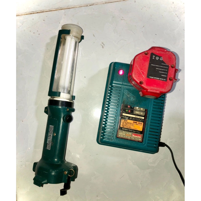 Đèn chiếu sáng cầm tay Makita ML122 Nhật 477851