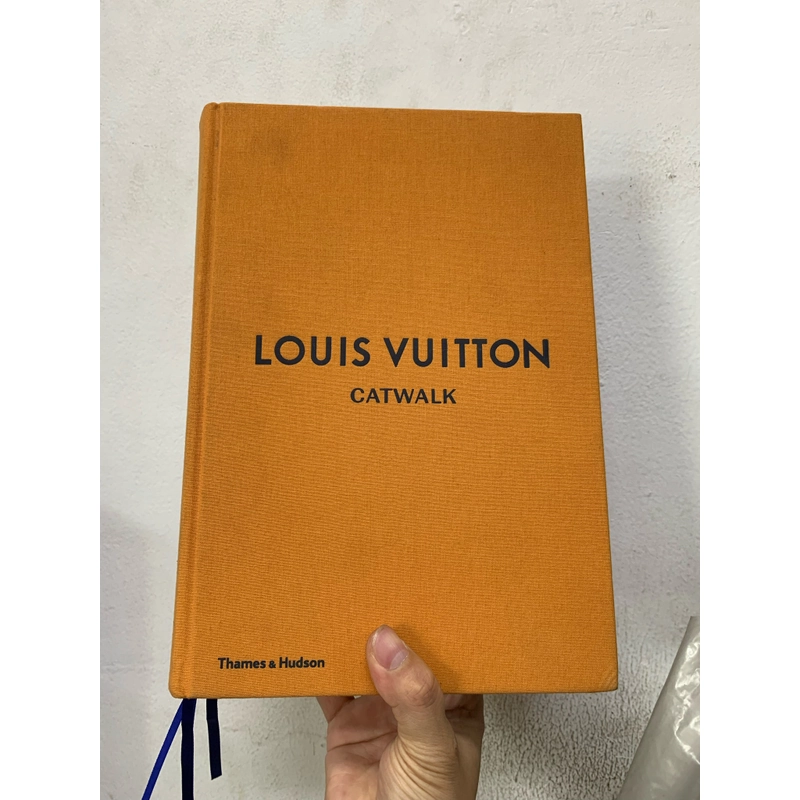 Louis vuitton catwalk.  445538