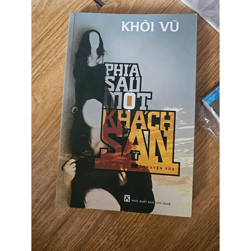 Phía sau một khách sạn
 703755