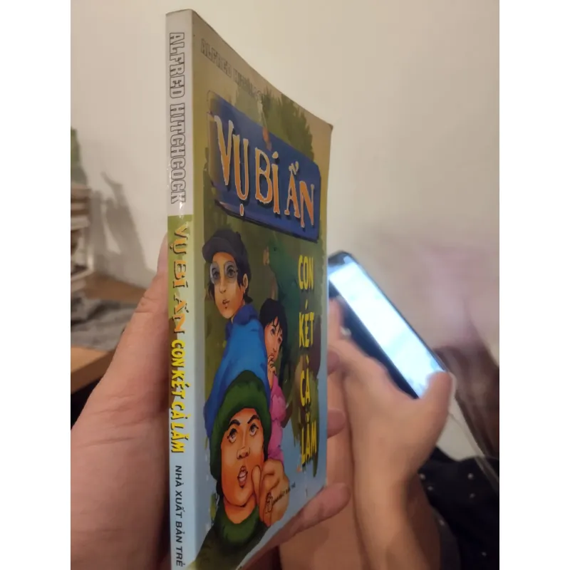 sách "Vụ bí ẩn con két cà lăm" thuộc bộ truyện trinh thám nổi tiếng "Ba chàng thám tử trẻ" 1025391