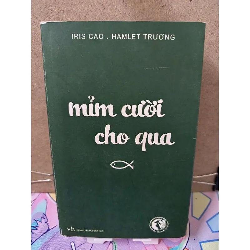 [Sách Cũ SCGR] Mỉm cười cho qua - Có chữ ký tác giả - Iris Cao . Hamlet Trương Tản văn RUBO0810 680590