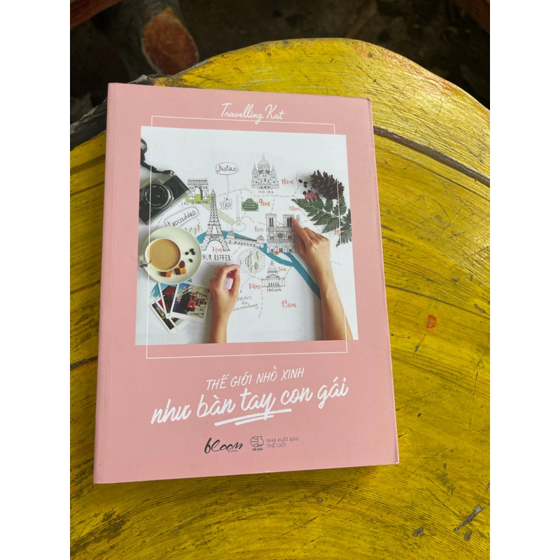 Thế giới nhỏ xinh như bàn tay con gái- Travelling Kat 475908