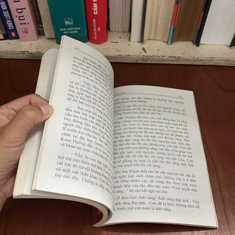 Tựa sách: Trở về từ cõi sáng - Nguyên Phong 414026