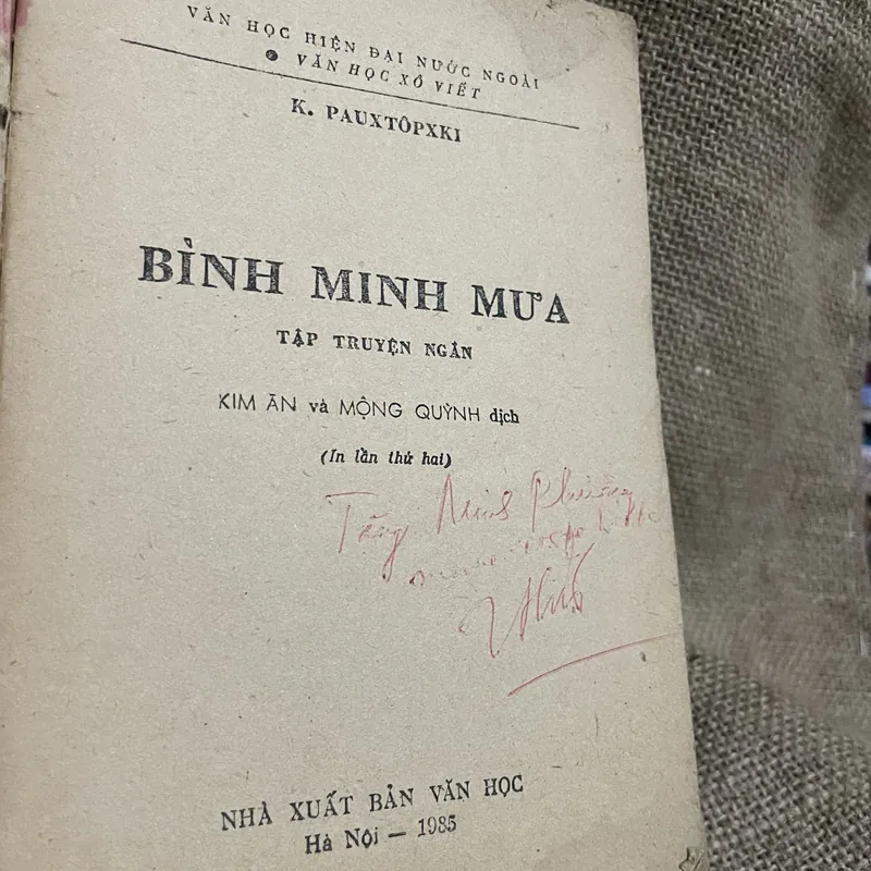 Bình minh mưa, Bông Hồng vàng , một mình với mùa thu (tiểu luận, chân dung) - Paustovsky 719411