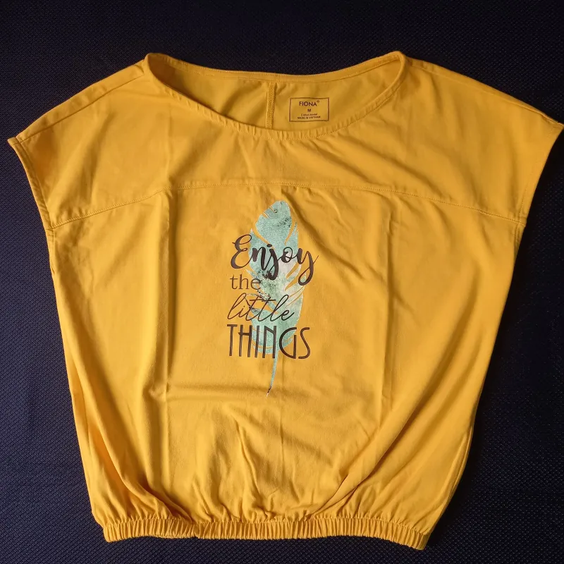 Áo phông dáng croptop size M, màu đỏ màu kem màu vàng sản phẩm đã Mặc Một Lần 1021188