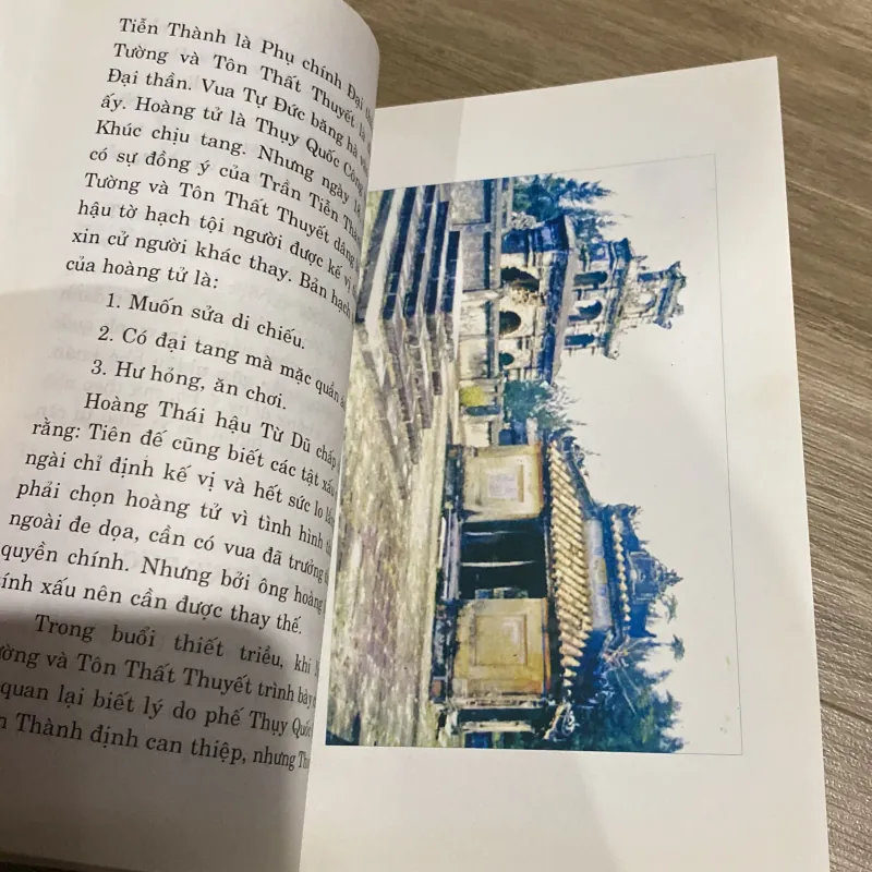 KỂ CHUYỆN CHÍN CHÚA - MƯỜI BA VUA TRIỀU NGUYỄN 780294