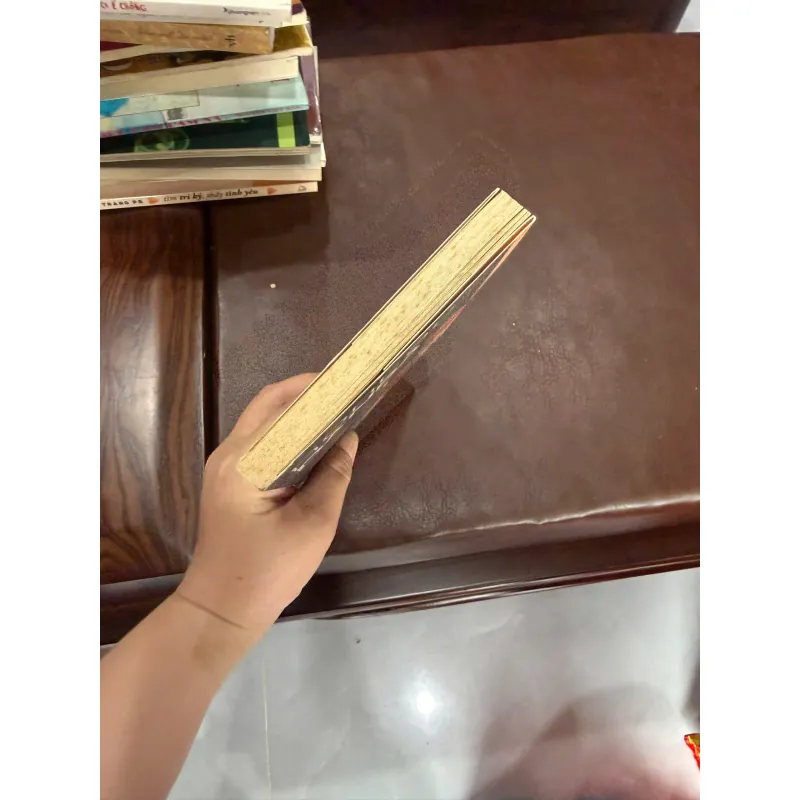 Hôn Tay Đàn Bà – Mạc Thùy | Tản văn về phụ nữ và tình yêu- K4 1029445