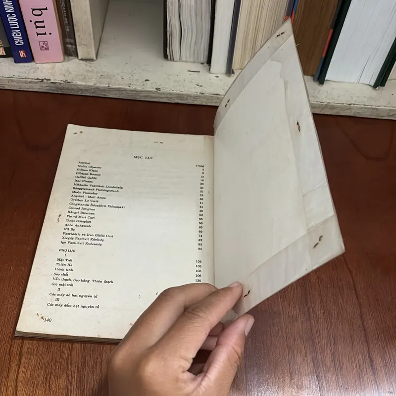 II Tựa sách: Chuyện Kể Về Cuộc Đời Các Nhà Bác Học Vật Lý - Nguyễn Mạnh Suý - 1999 595710