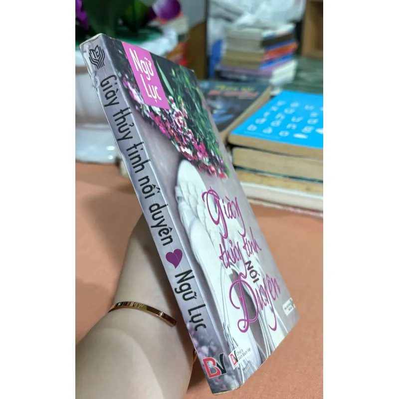 Giày thuỷ tinh nối duyên 🌊 693422