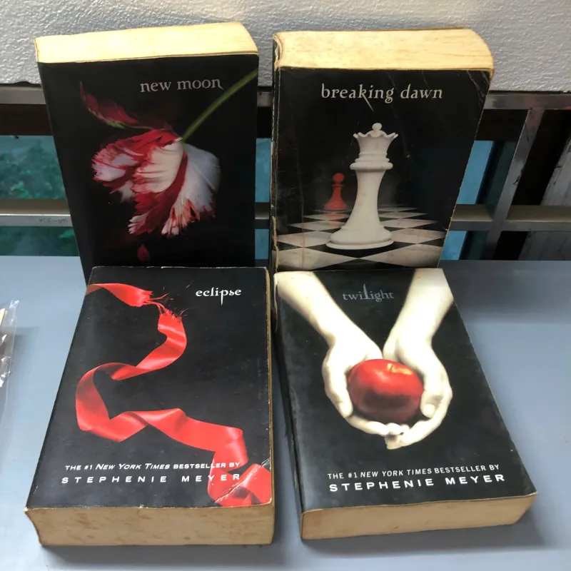 Twilight -New Moon-  Eclipse-  Breaking Dawn 689170