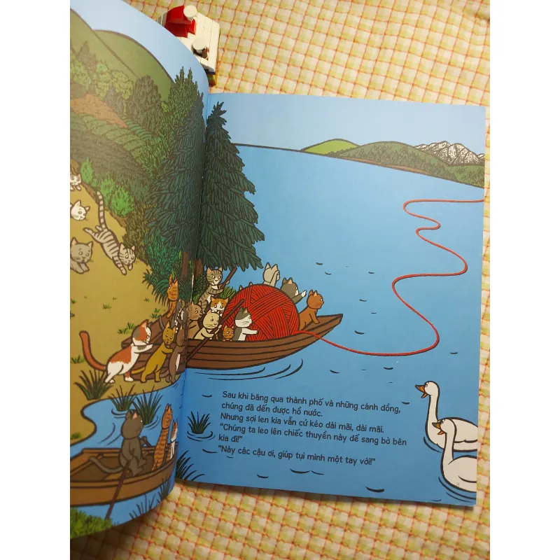 SỢI LEN ĐỎ VÀ 100 CHÚ MÈO - Tomoko Omura 782527