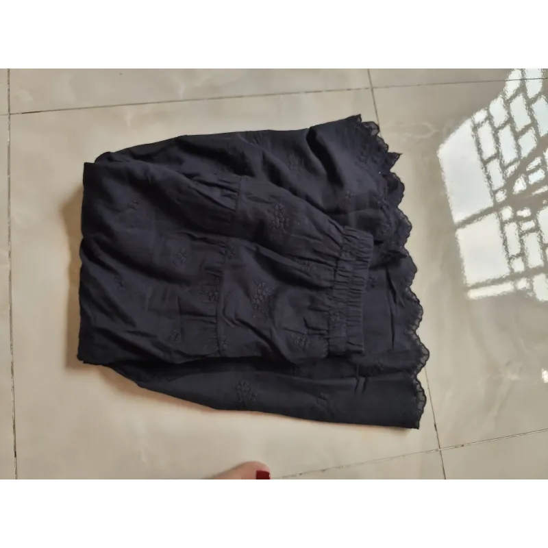 Chân váy đen thêu nổi 1029039