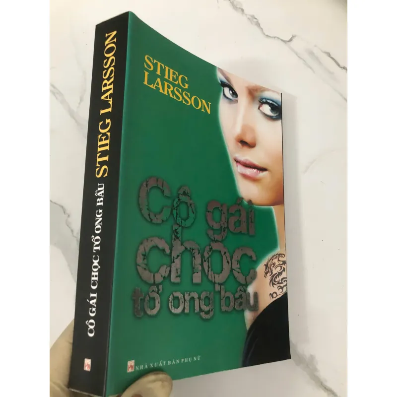 Cô gái chọc tổ ong bầu - Stieg Larsson 779918