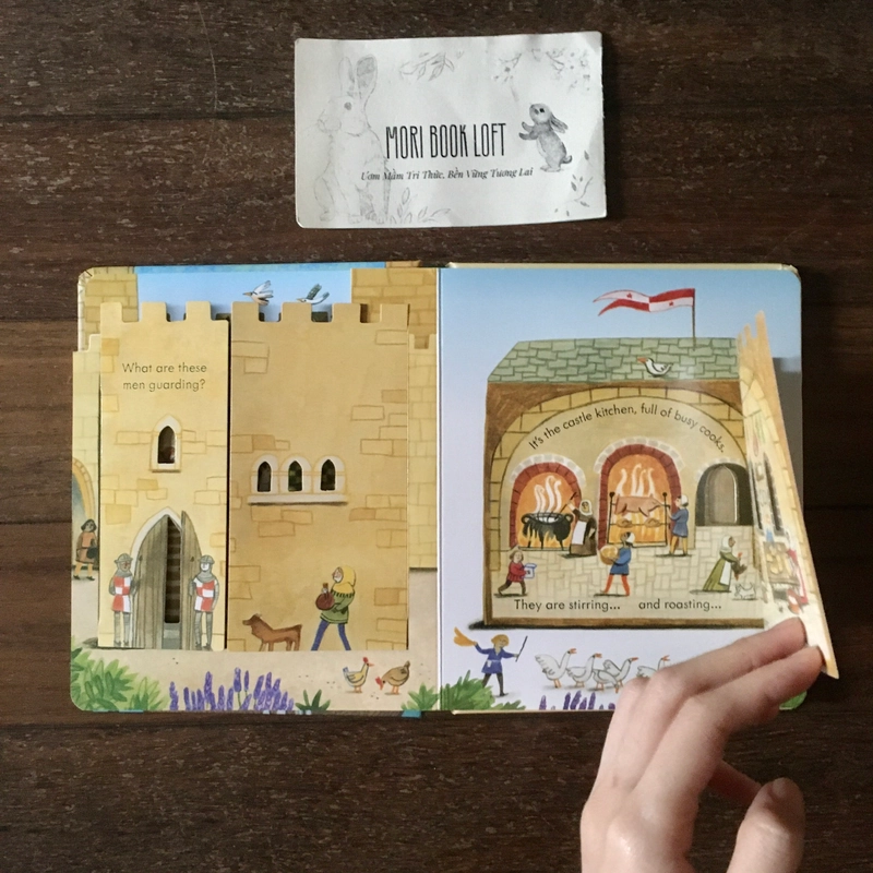 Sách ngoại văn The Castle - Peep inside, New, Board Book 483037
