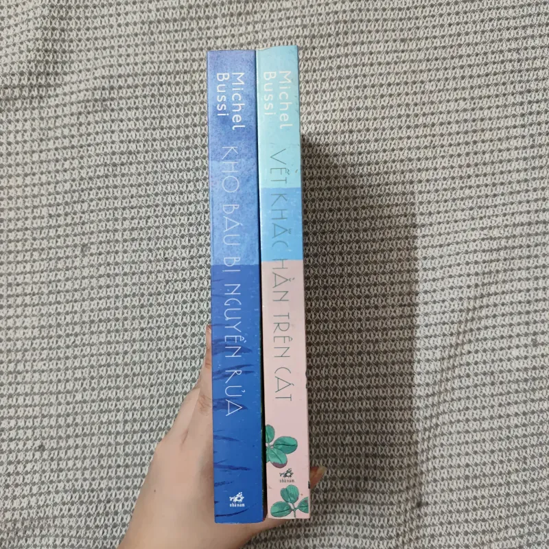 Kho báu bị nguyền rủa - Vết khắc hằn trên cát - Michel Bussi 1023836