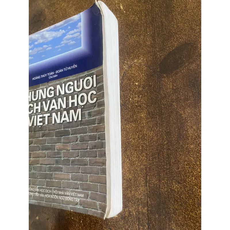 Những người dịch Văn học Việt Nam- công ty sách Đông Tây 1019486