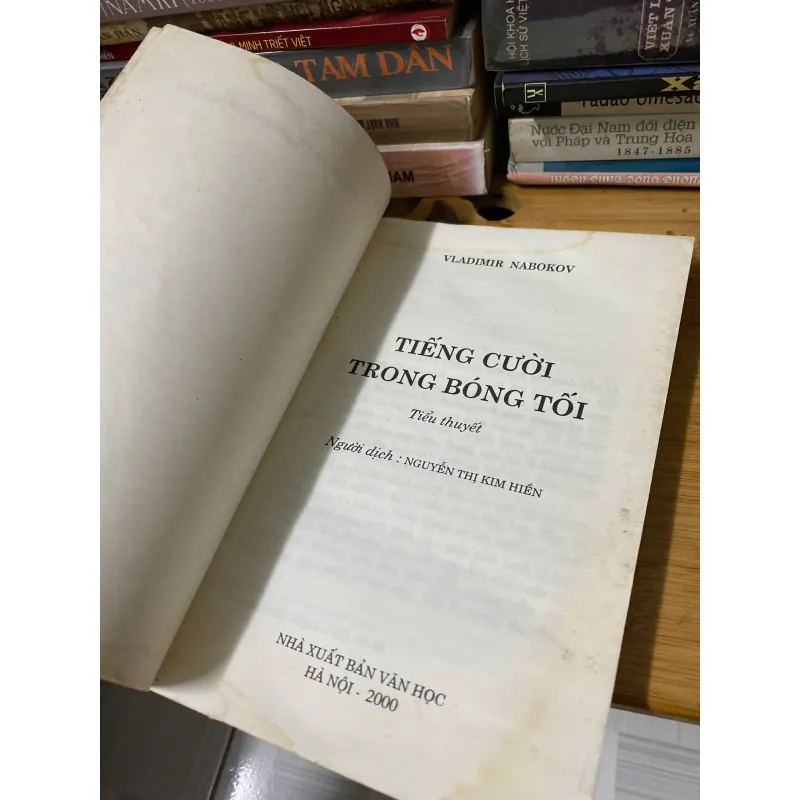 Sách cũ: Tiếng cười trong bóng tối - Vladimir Nabokov 1006043