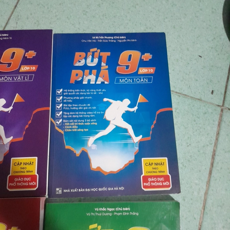 Sách bứt phá 9+ Lớp 10  494237