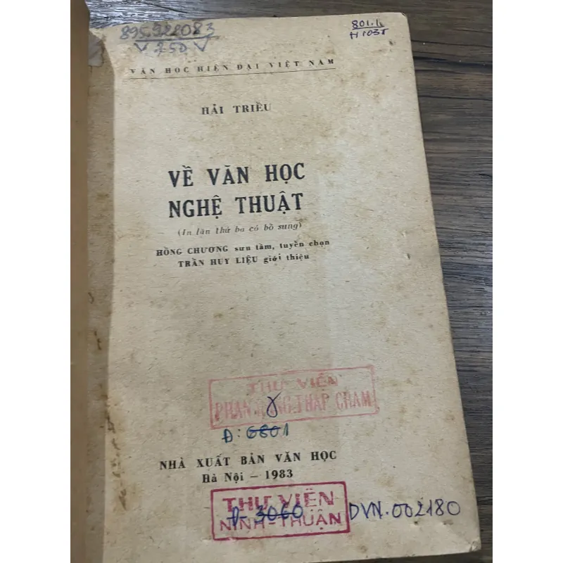 Về văn học nghệ thuật; Hải Triều ; 180 trang  1030303