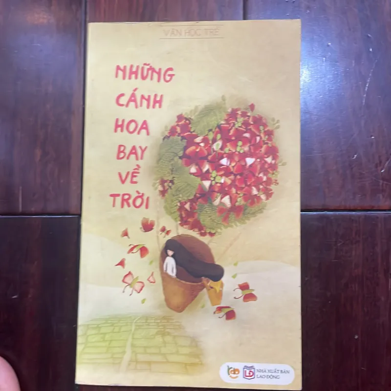 Văn học trẻ - những cánh hoa bay về trời nxb LD 2017  1025872