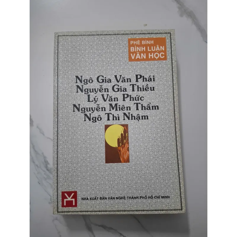 Phê bình bình luận văn học 758861