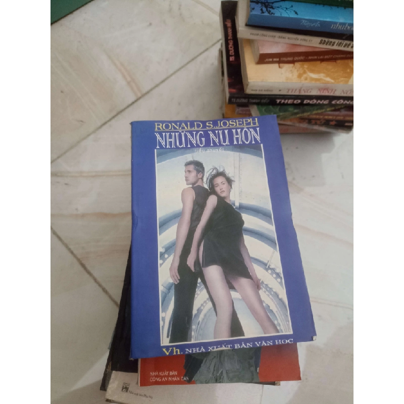 Những nụ hôn - Ronald S.Joseph (Văn học nước ngoài) VAVO 1028697